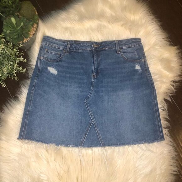 Old Navy Dresses & Skirts - Old Navy distressed denim raw hemmed skirt sz 14